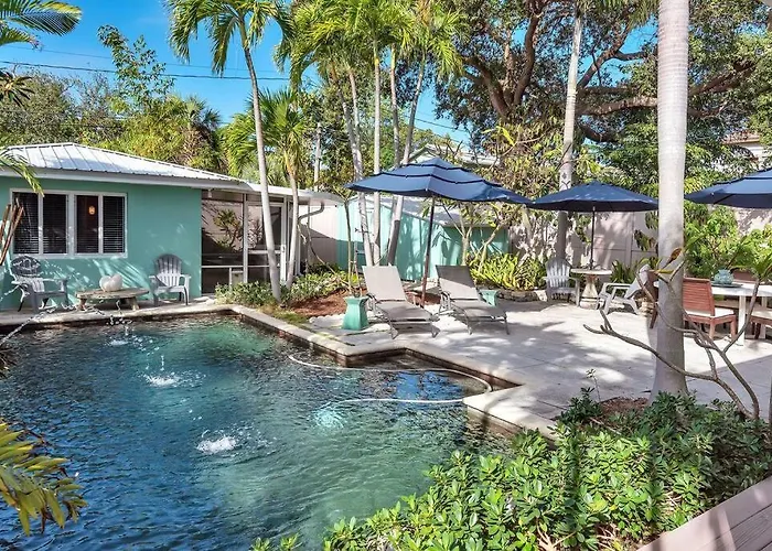 Art Deco Apt W Pool One Mile To Beach Pets Welcome