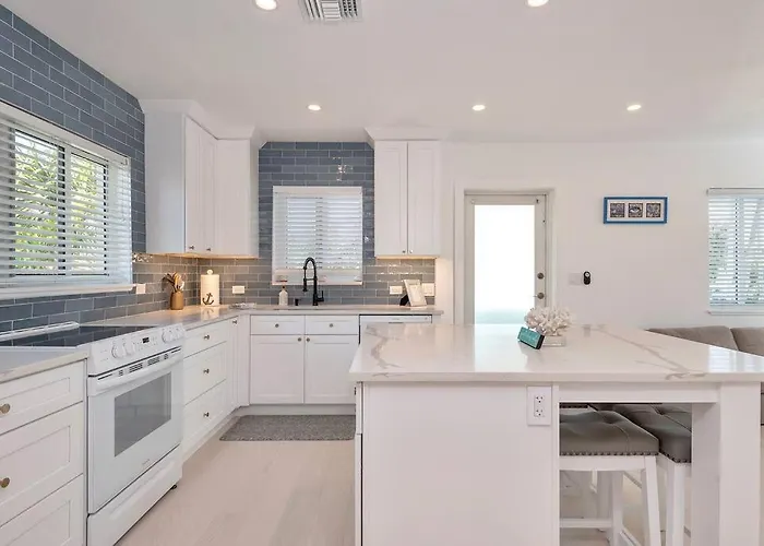 Art Deco Apt W Pool One Mile To Beach Pets Welcome