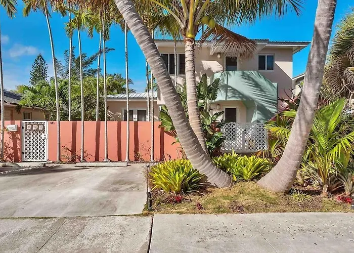Art Deco Apt W Pool One Mile To Beach Pets Welcome