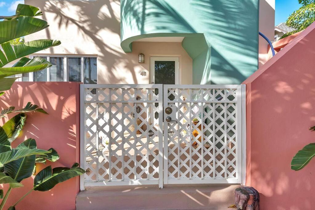 Art Deco W Pool One Mile To Pets Welcome *