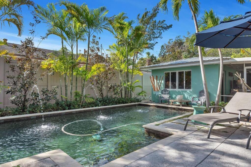 Apartment Art Deco W Pool One Mile To Pets Welcome *