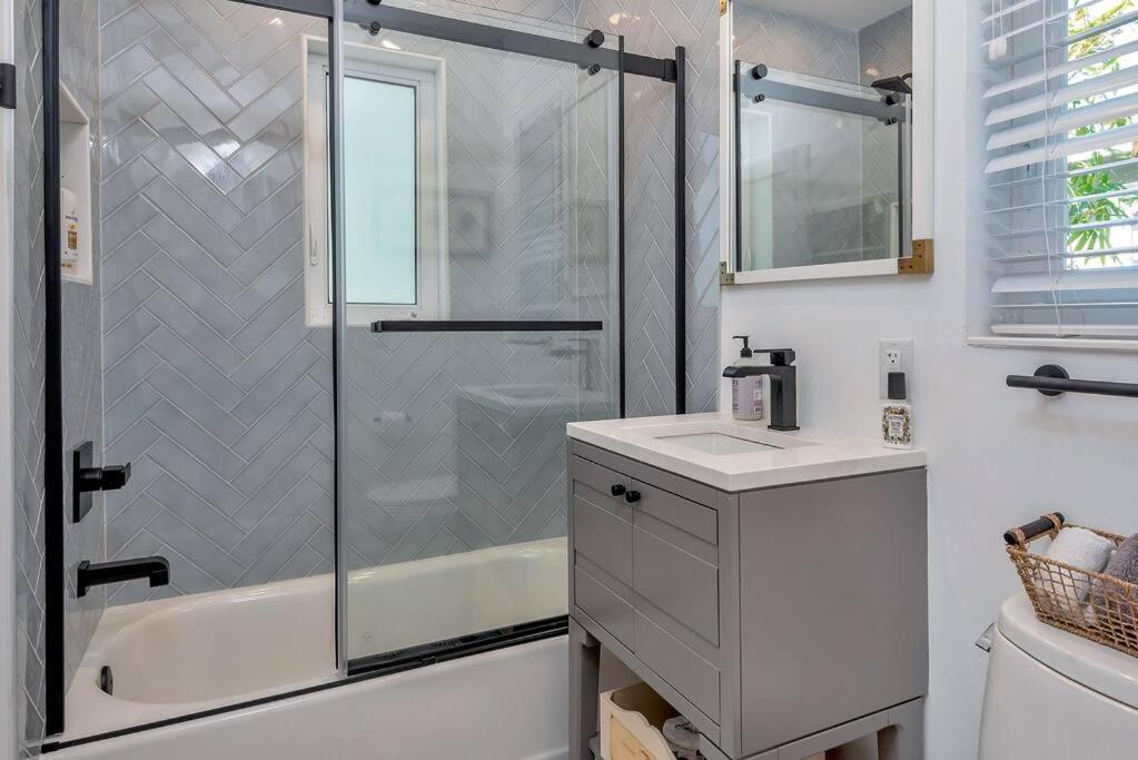 Art Deco W Pool One Mile To Pets Welcome Apartment *